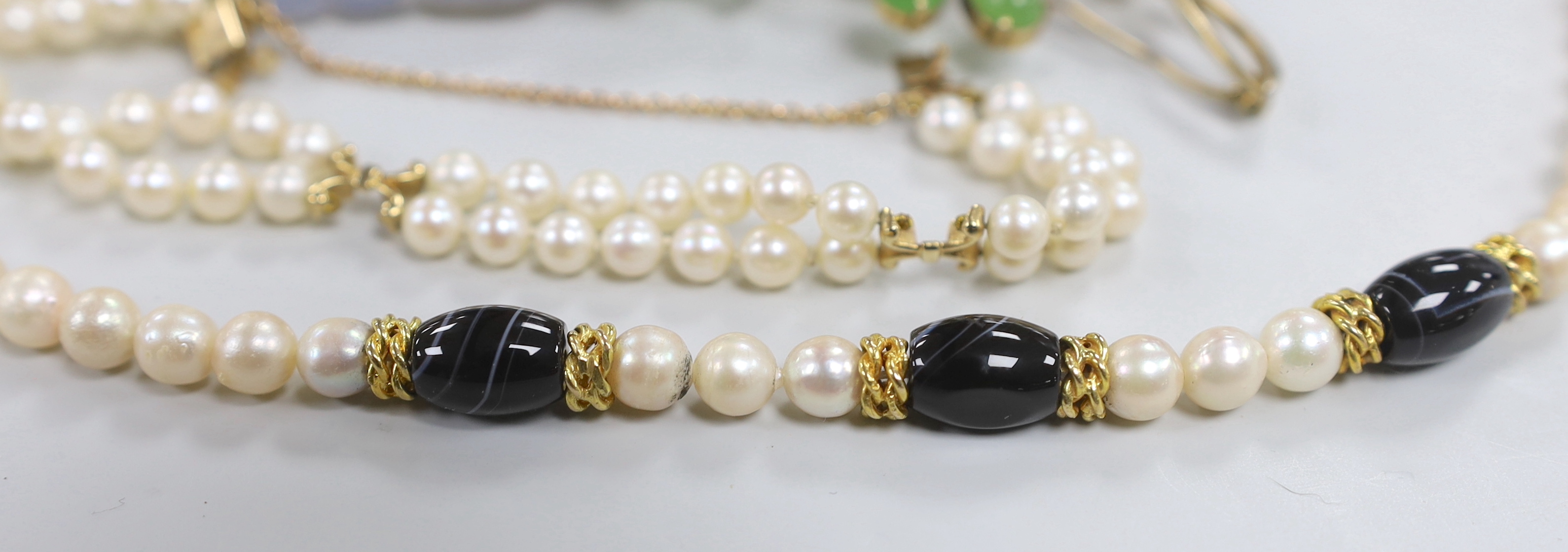A modern single strand cultured pearl and agate bead necklace with 9ct gold and cultured pearl cluster set clasp and yellow metal spacers, 48cm, a twin strand cultured pearl bracelet, jade carving and a brooch.